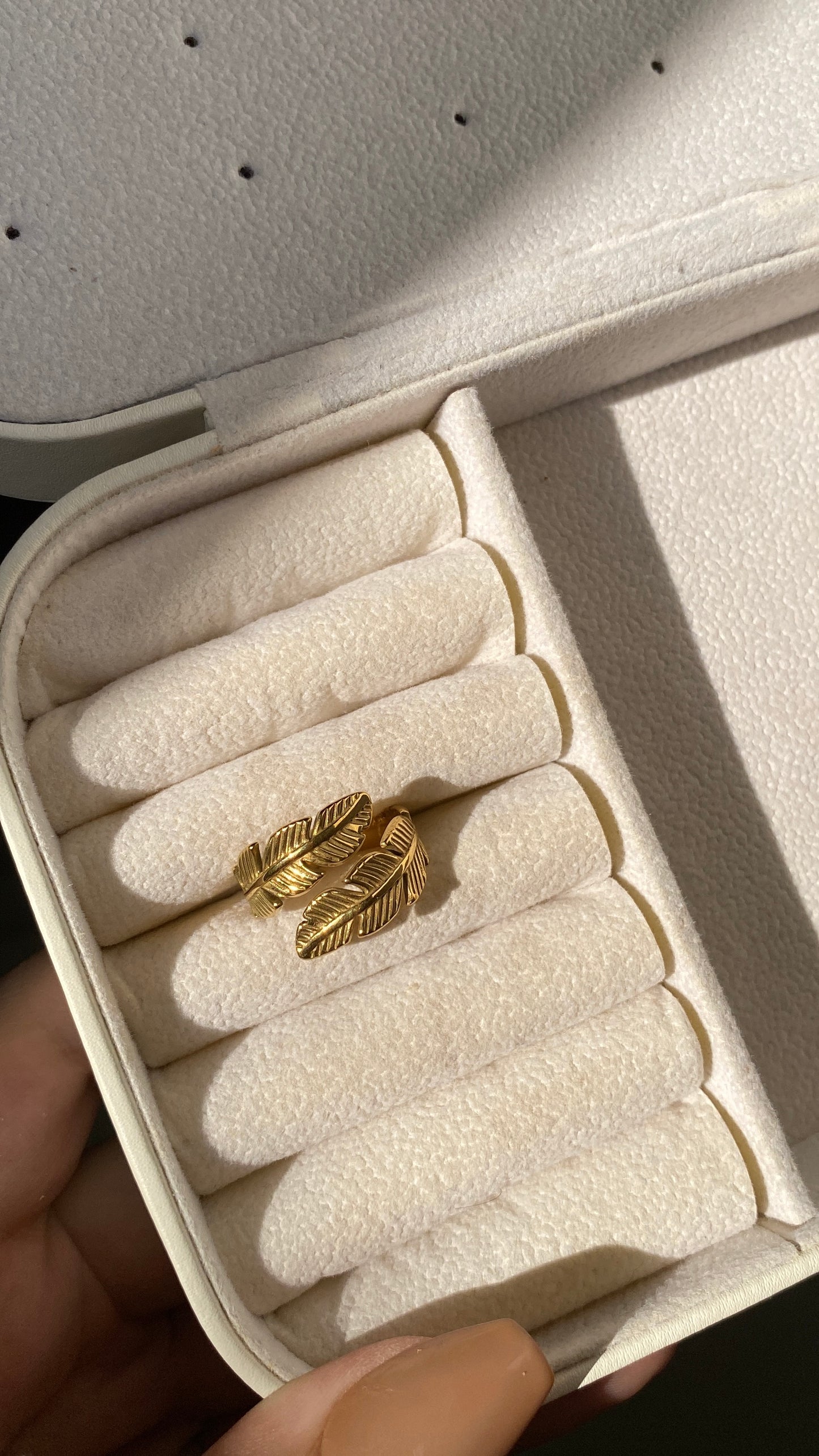 Thick leaf ring
