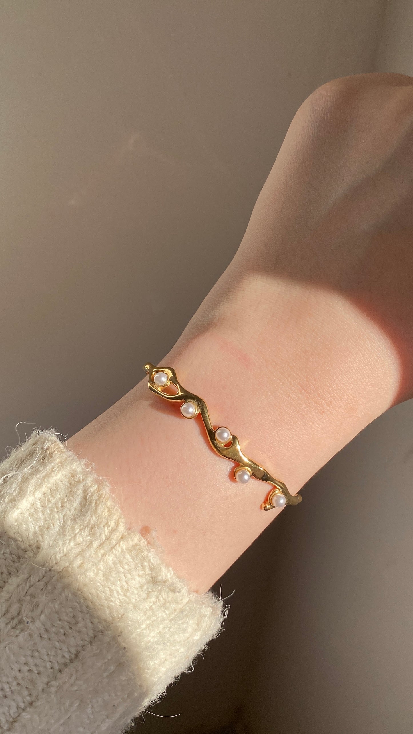 Pearly leaves bangle