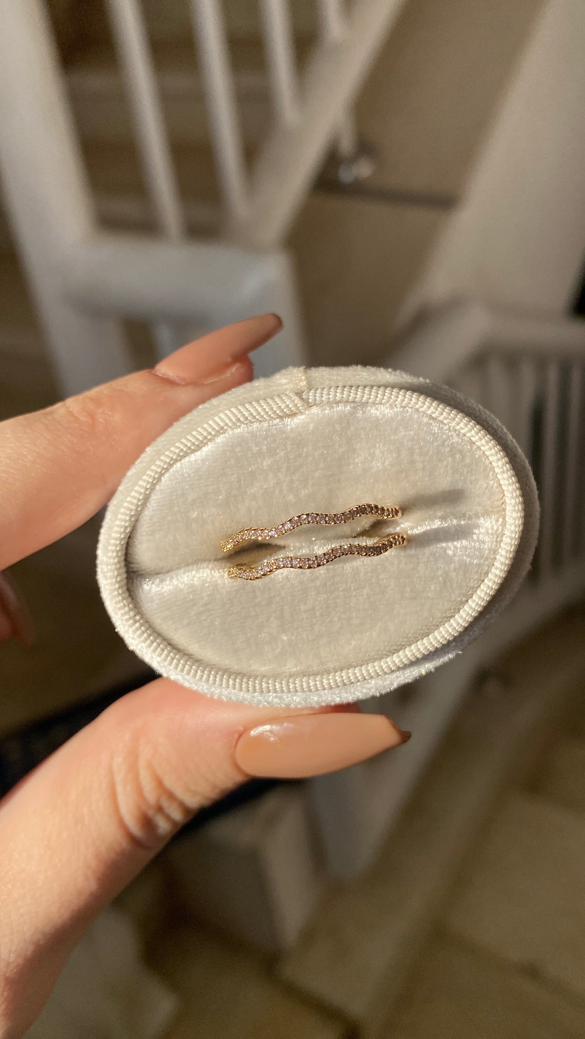 Wavy tennis ring
