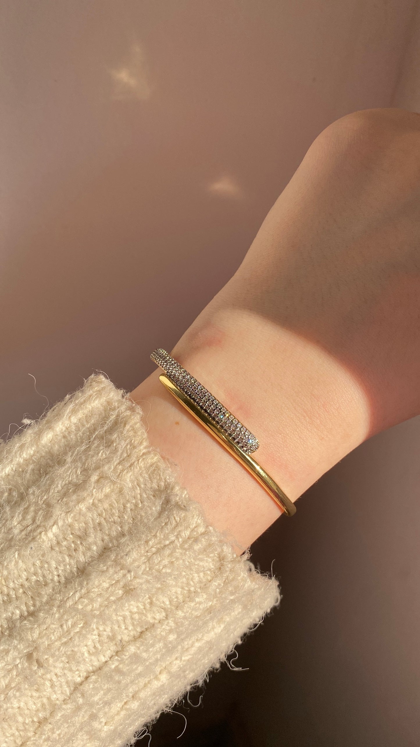 Linear bangle