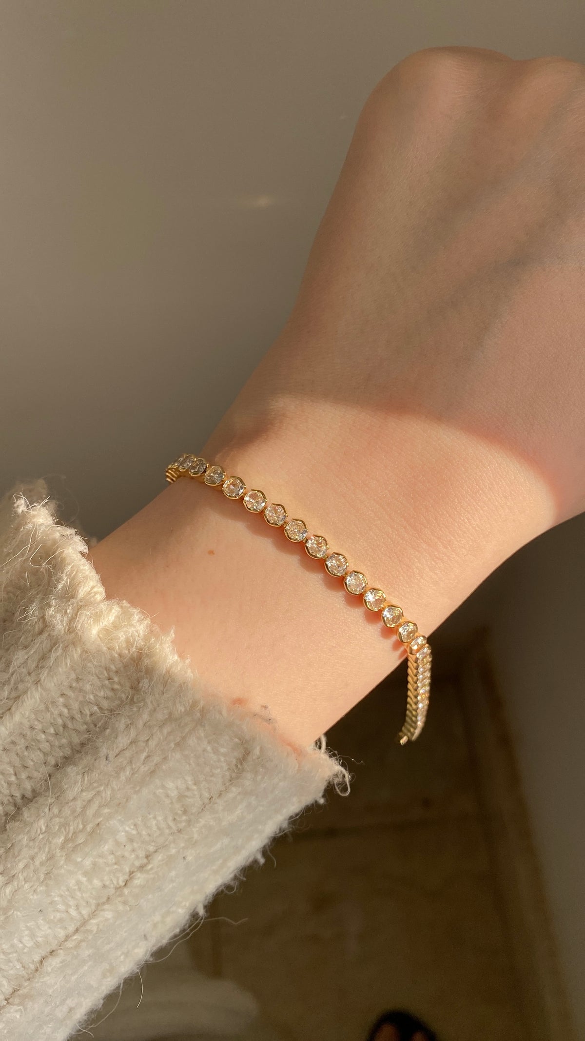 Round tennis bracelet