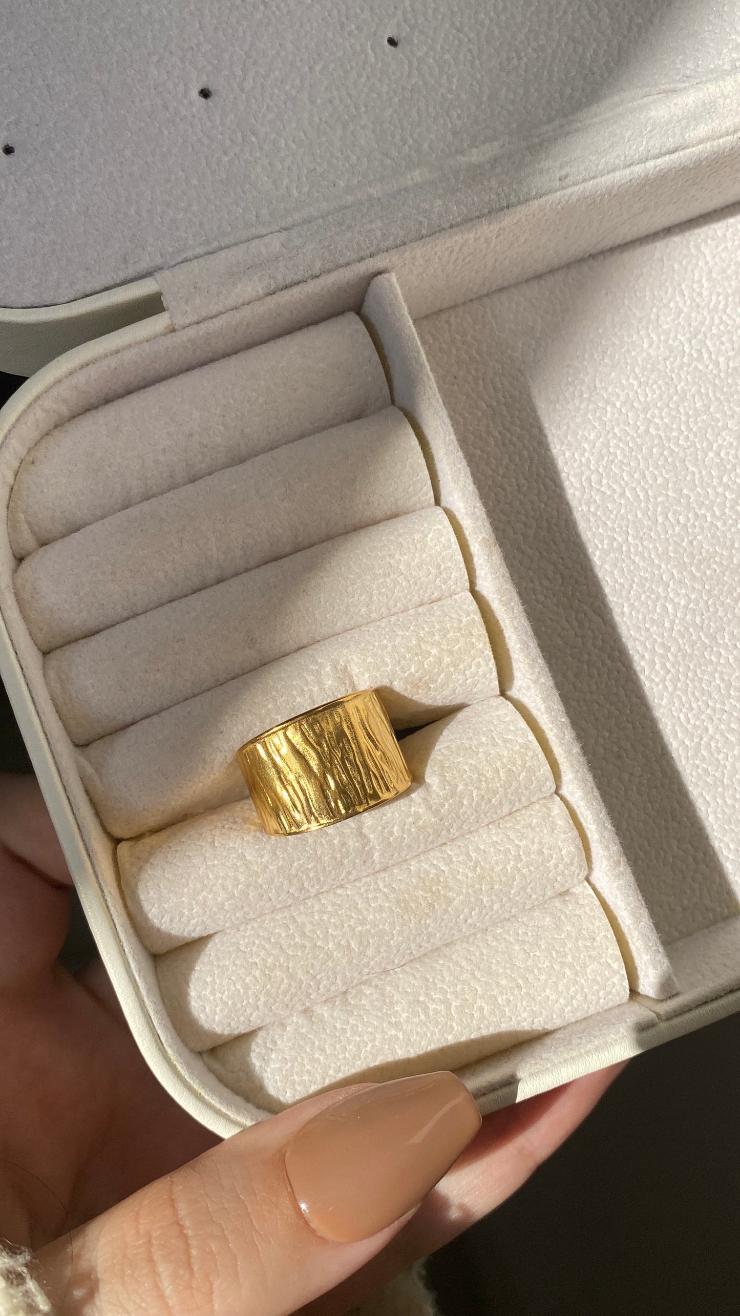 Scalloped ring