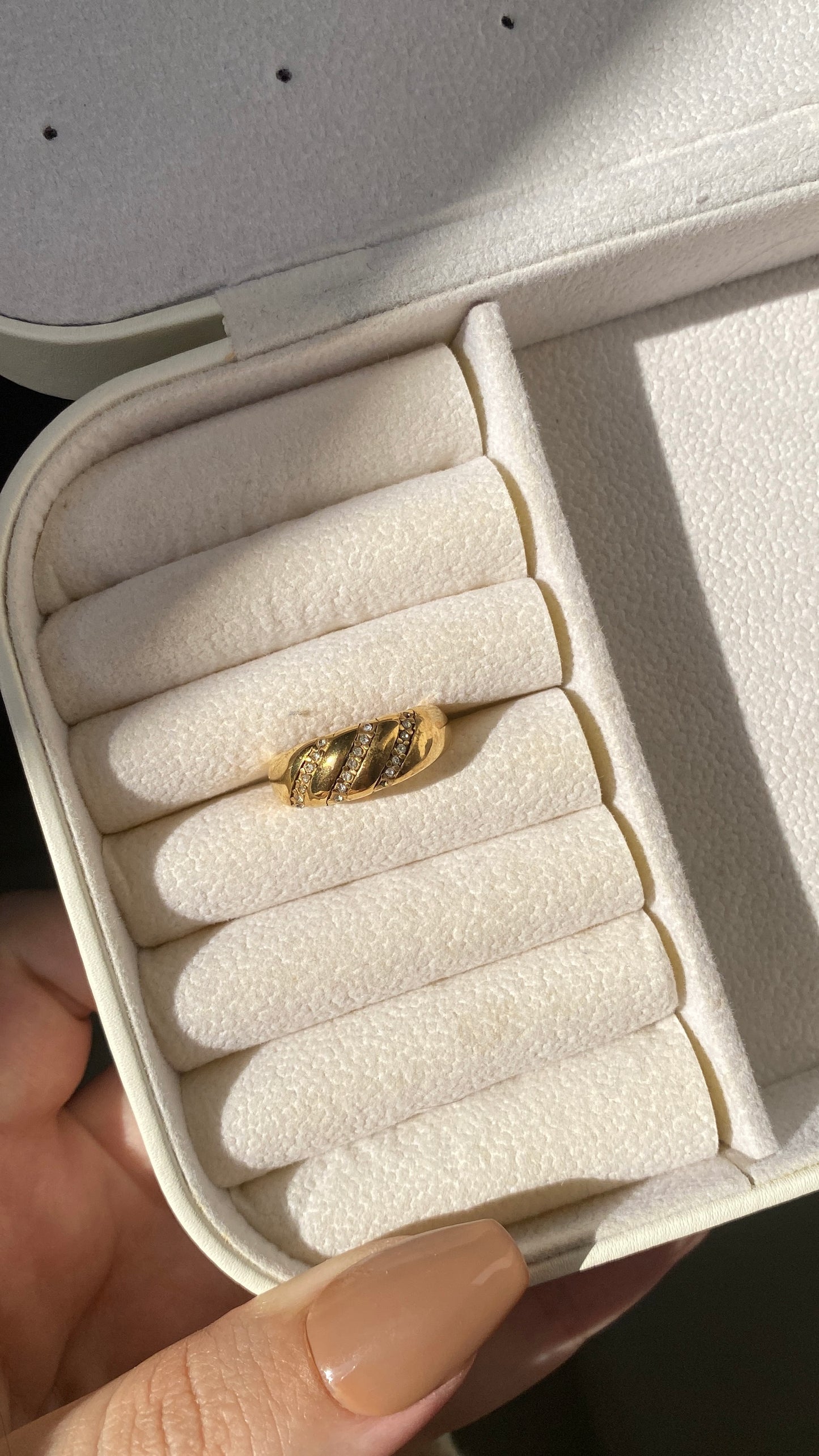 Italic ring