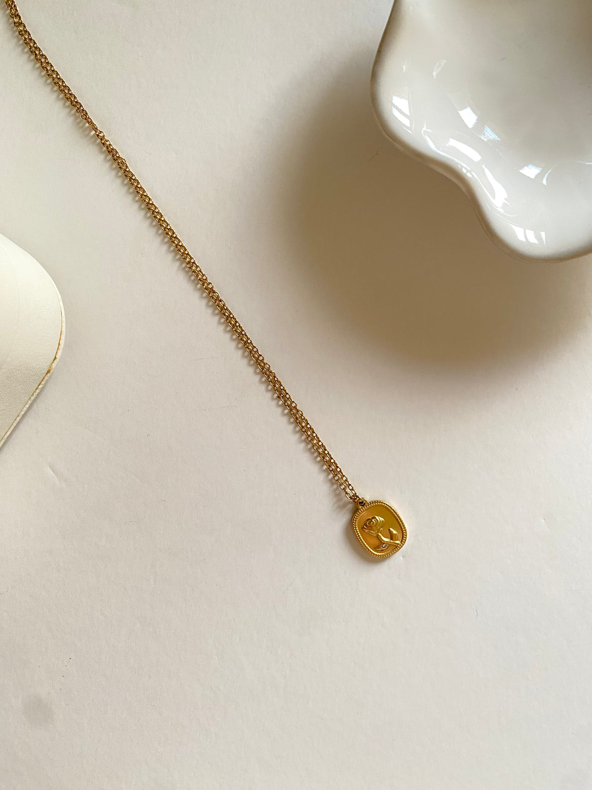 Simple flower necklace