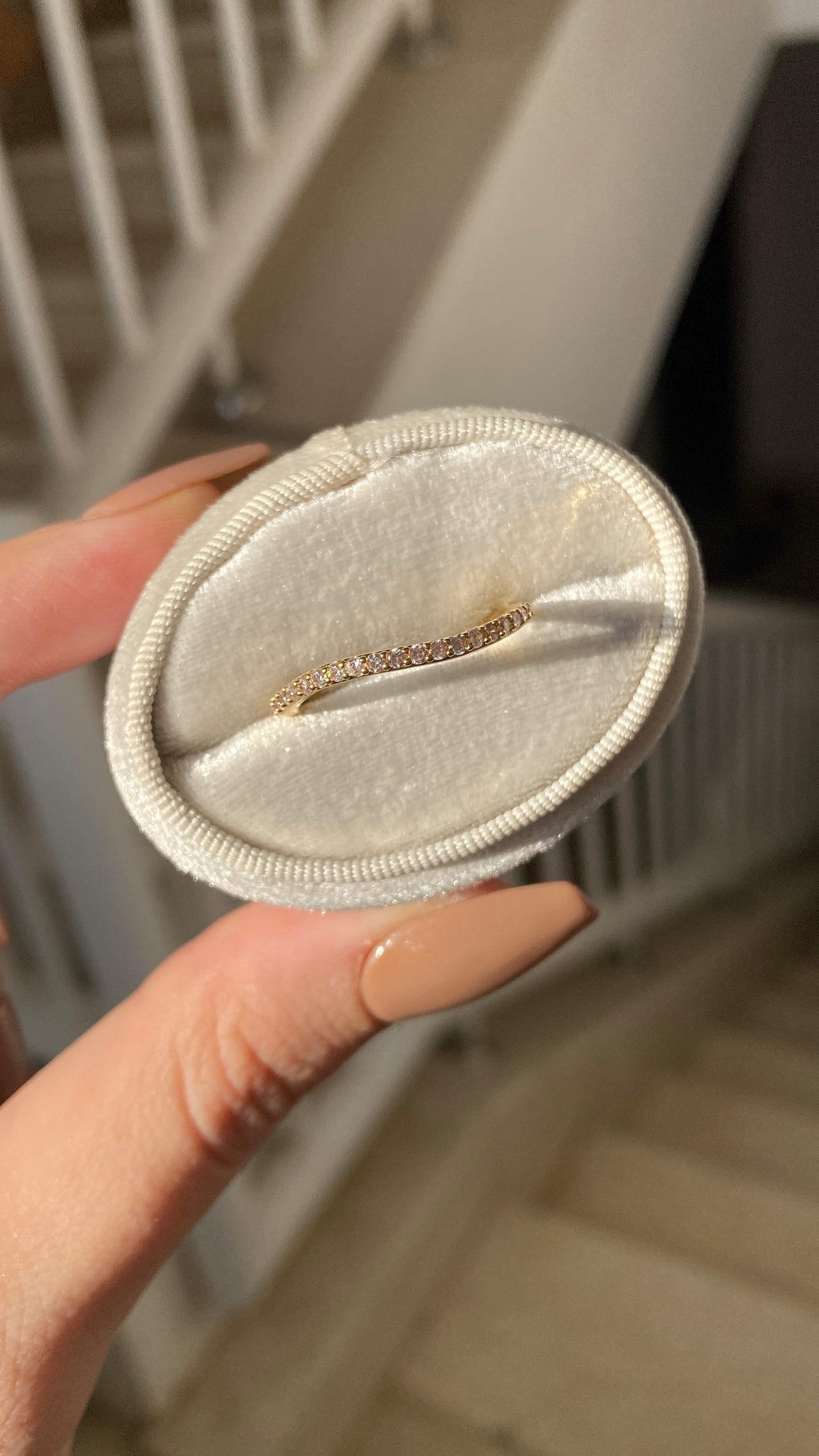 Wavy tennis ring