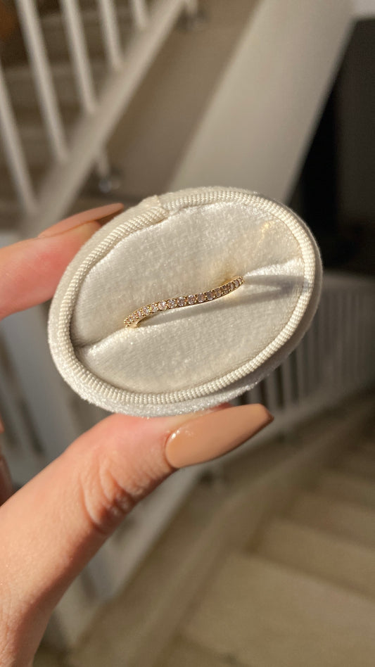 Wavy tennis ring