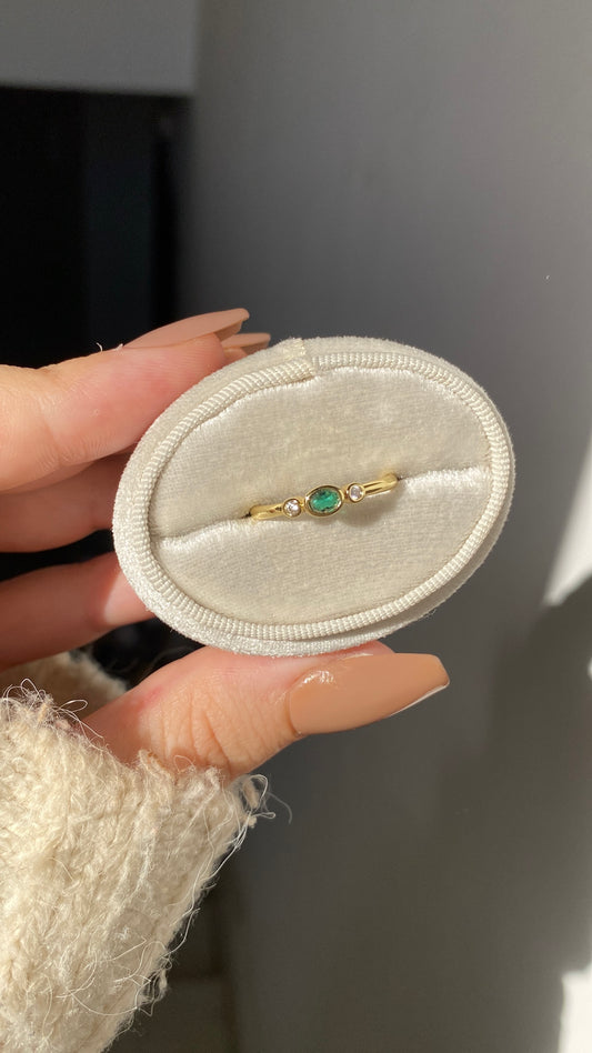 Round emerald ring
