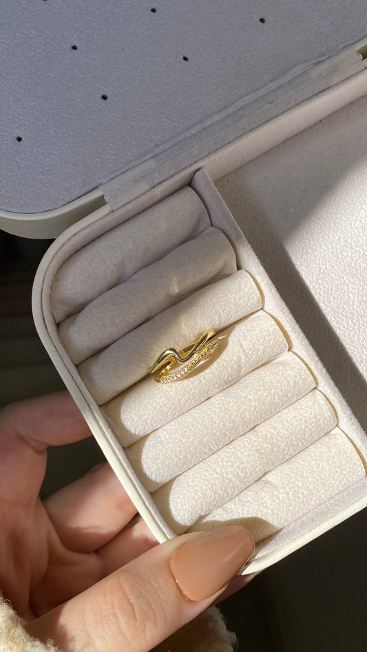 Double wavy ring