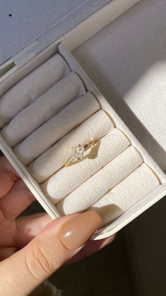 Sloping stone ring