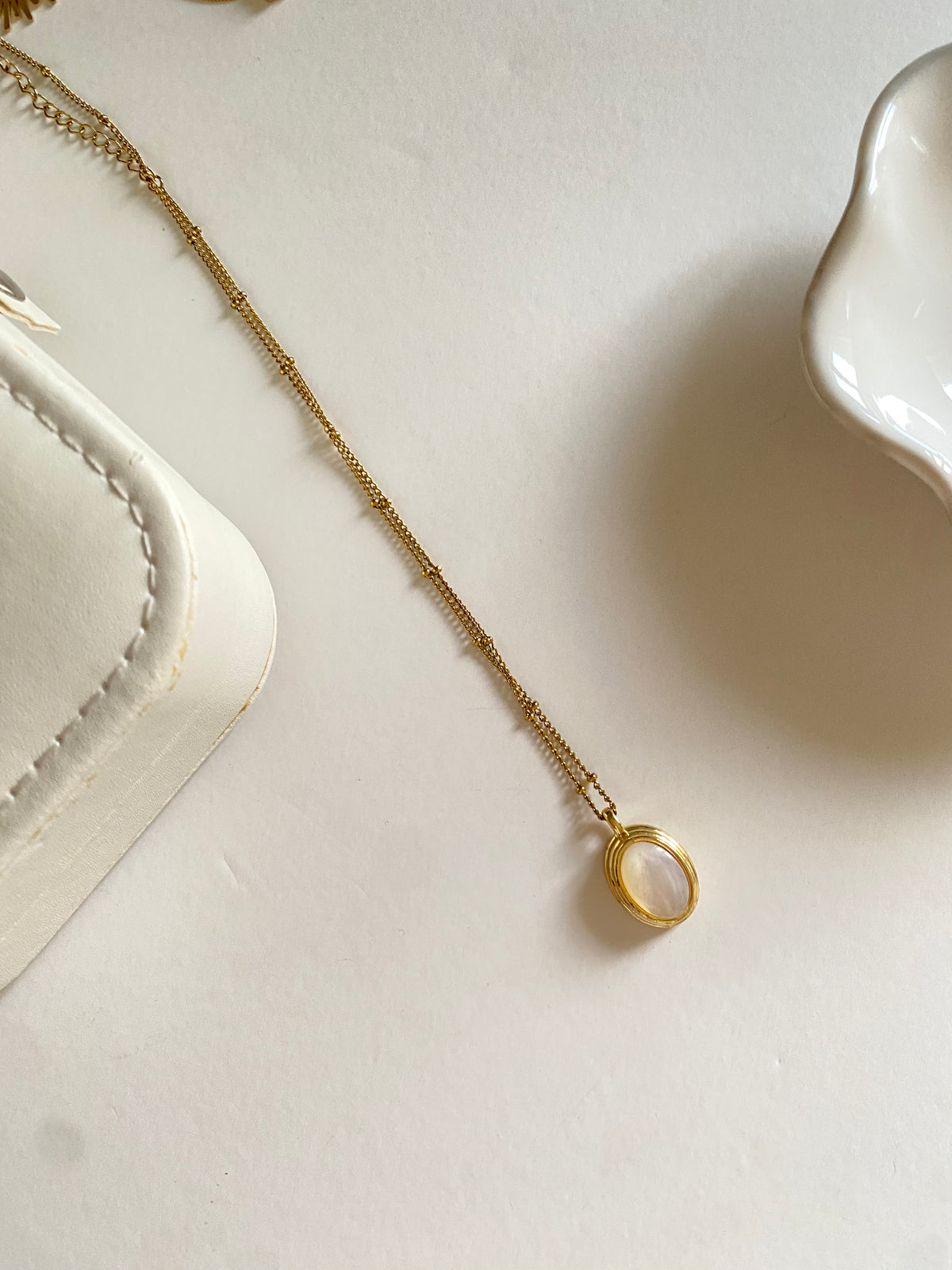 Oval stone necklace