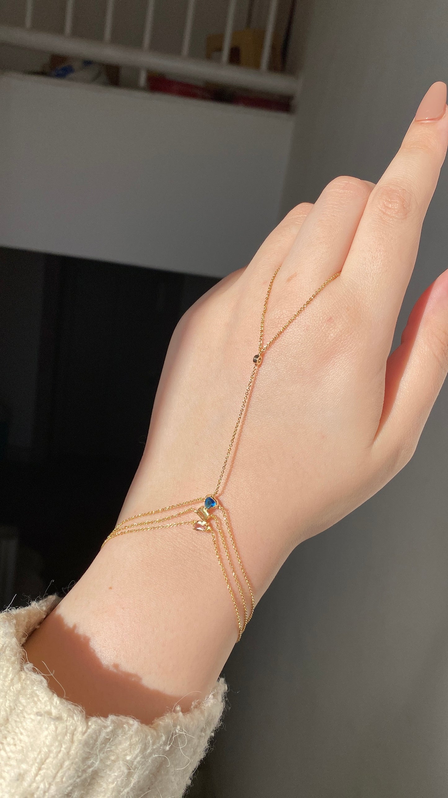 Elara handchain