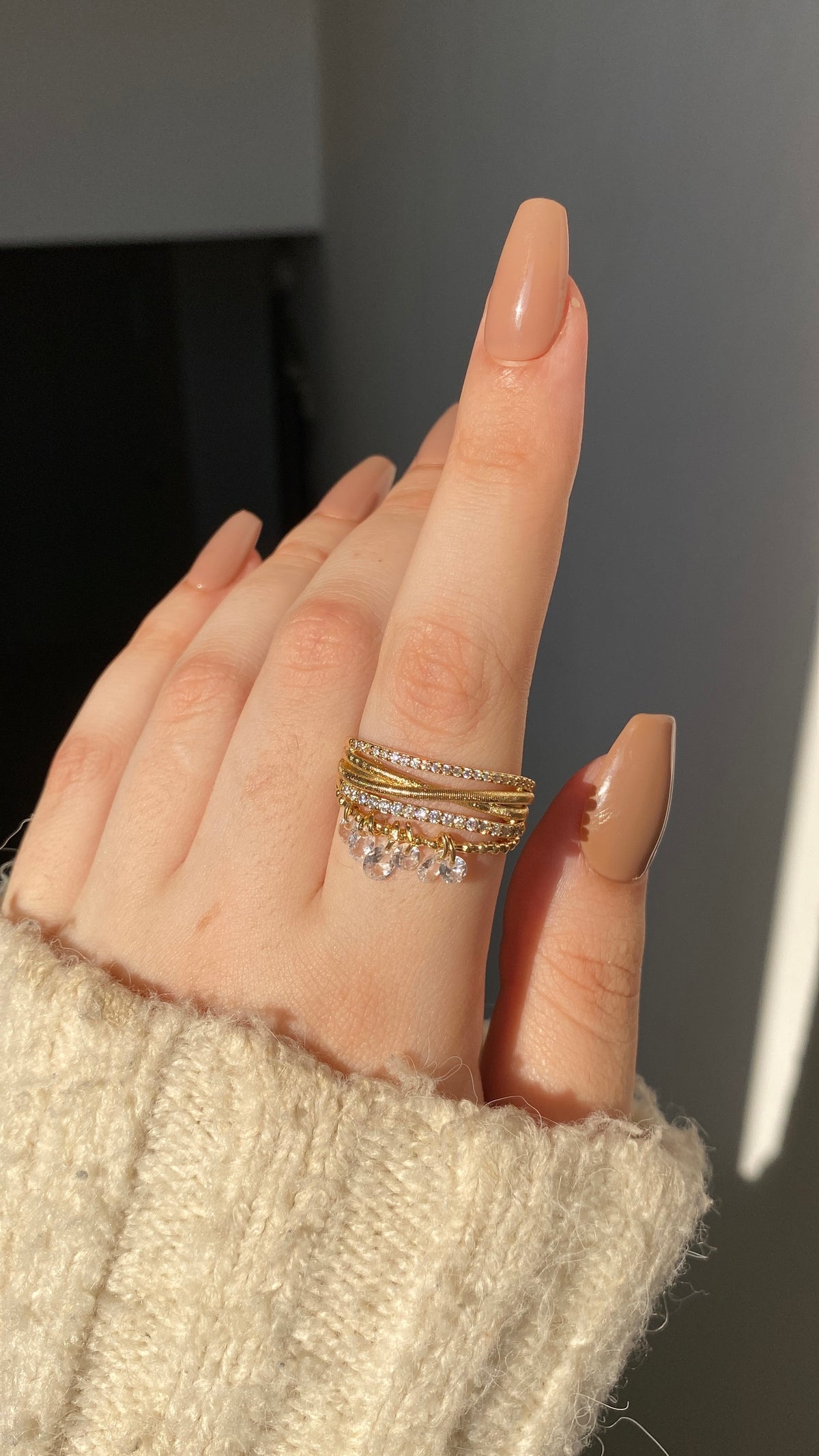 Hanging stones ring