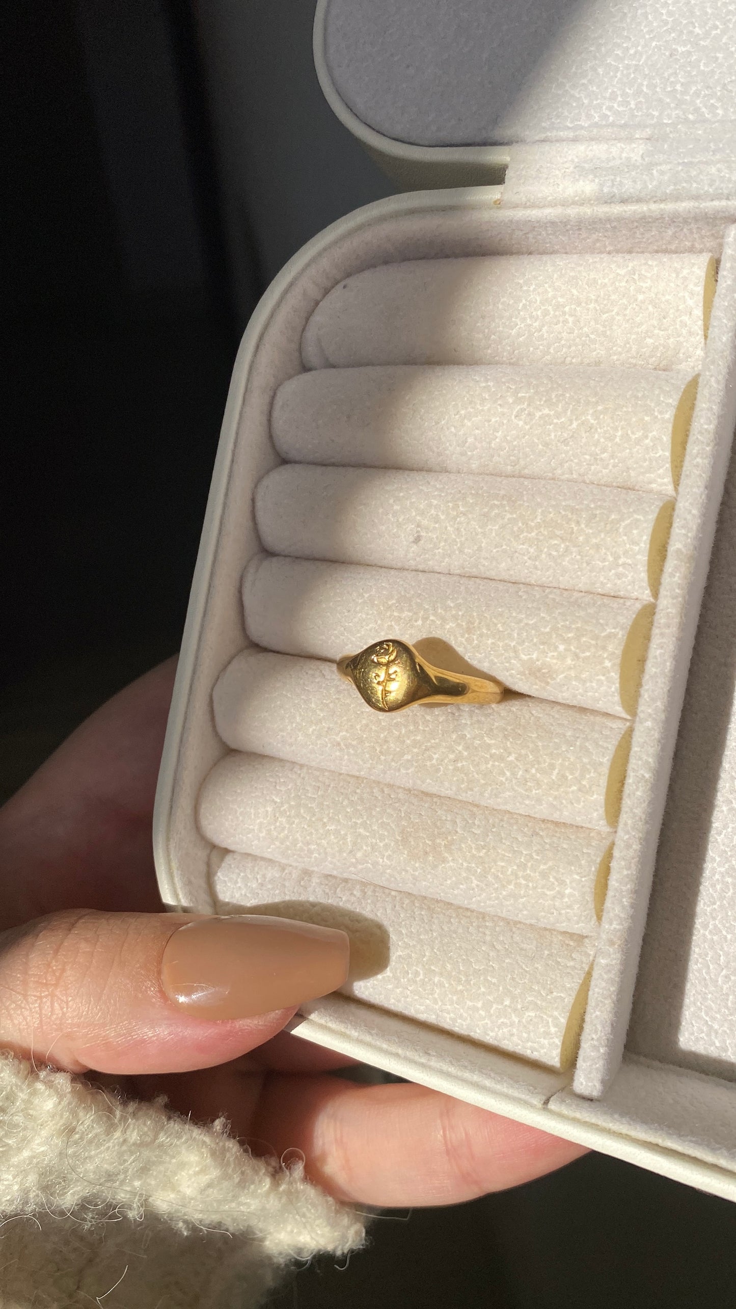 Engraved flower ring
