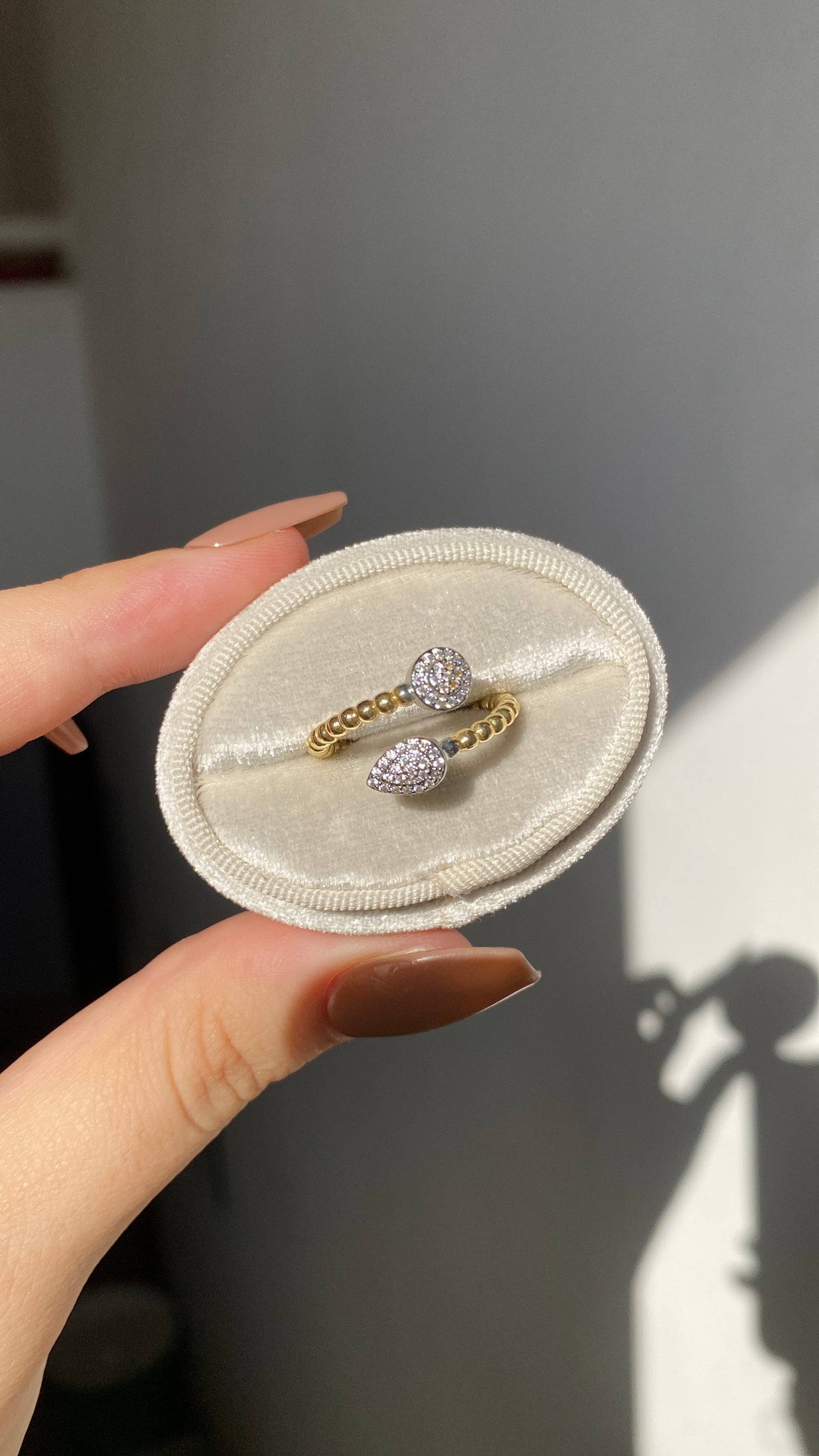 Round and oval stones ring