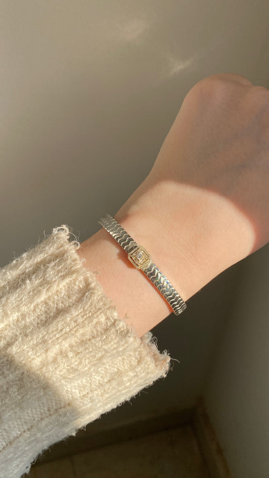 Center square bangle