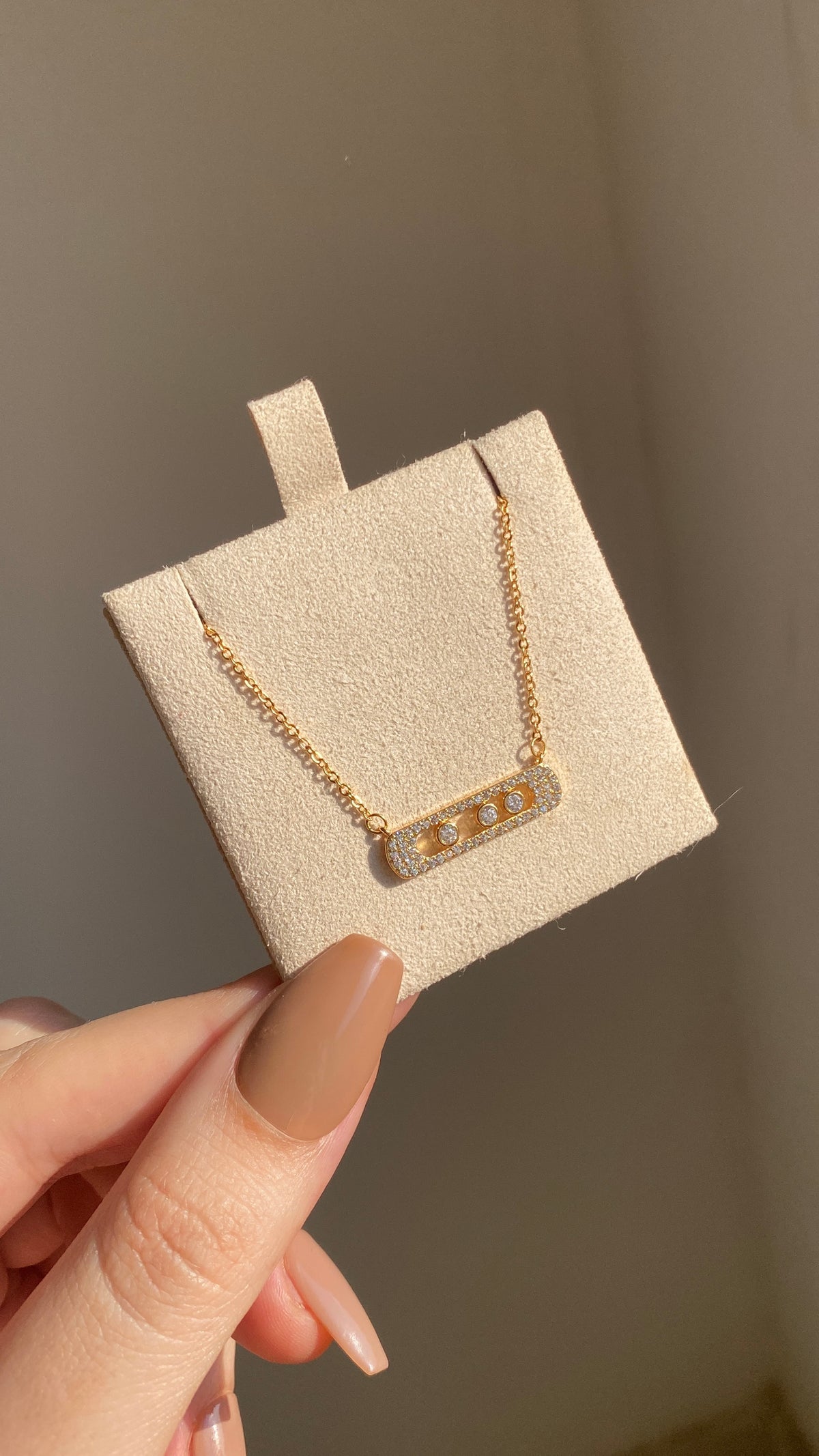 Golden move necklace