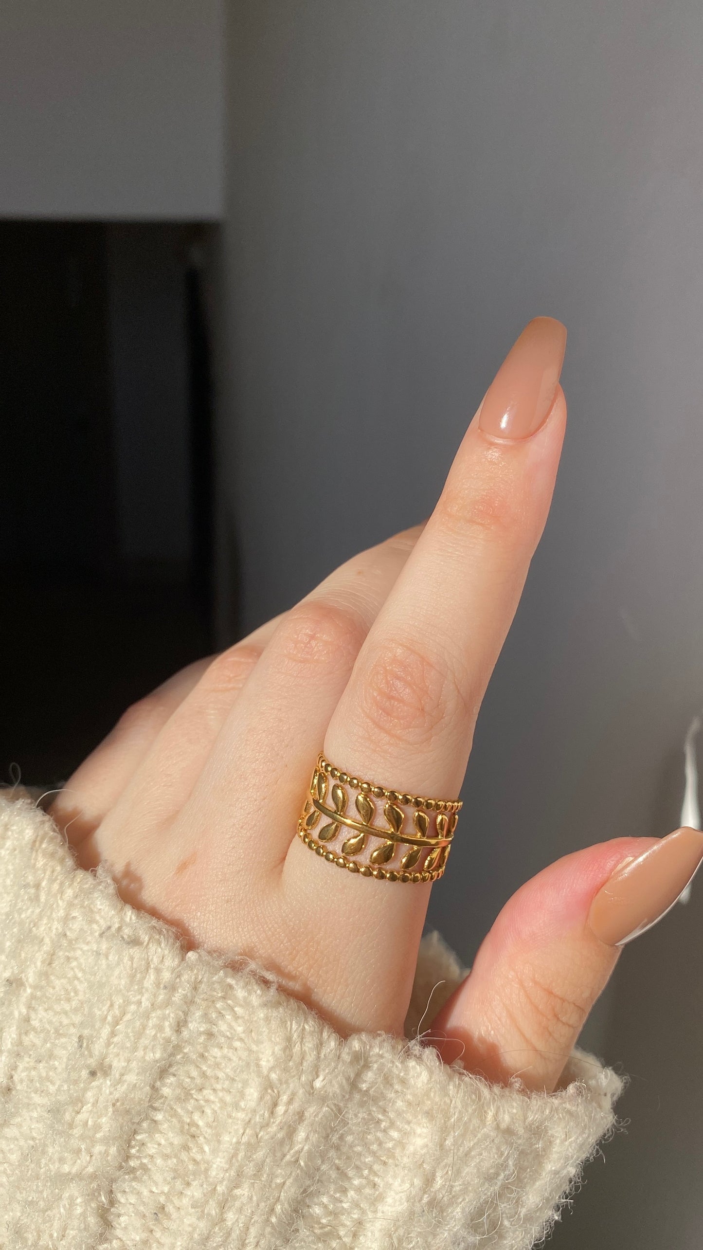 Continous arrows ring