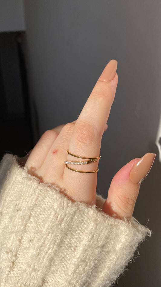 Sloping pearls ring