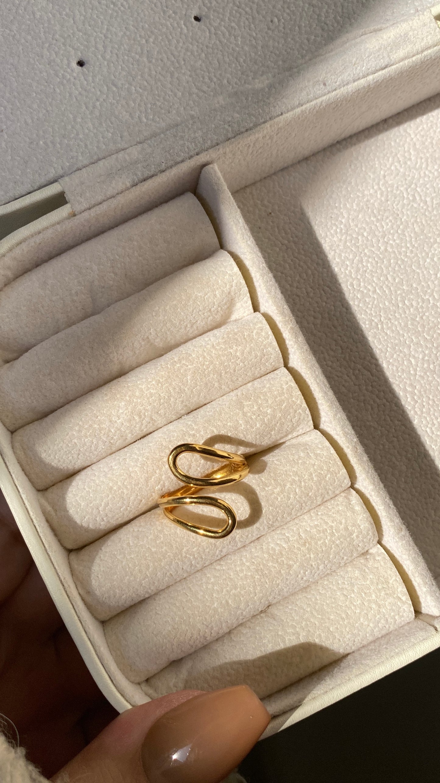 Hollow ring