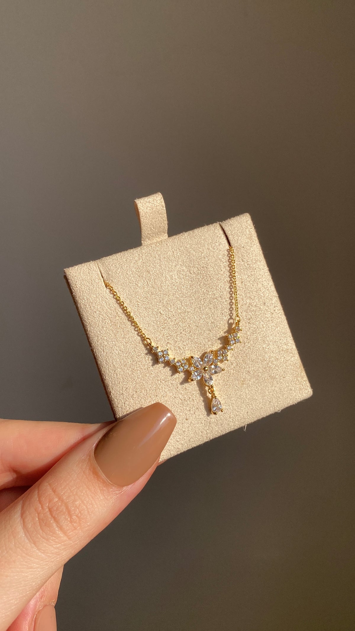 Tear drop flower necklace