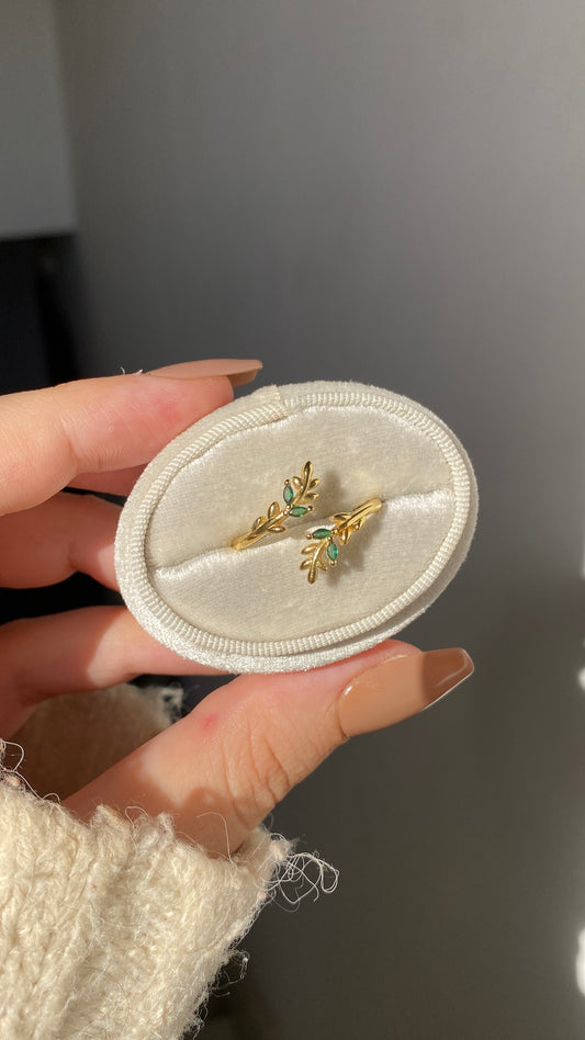 Green leaf ring