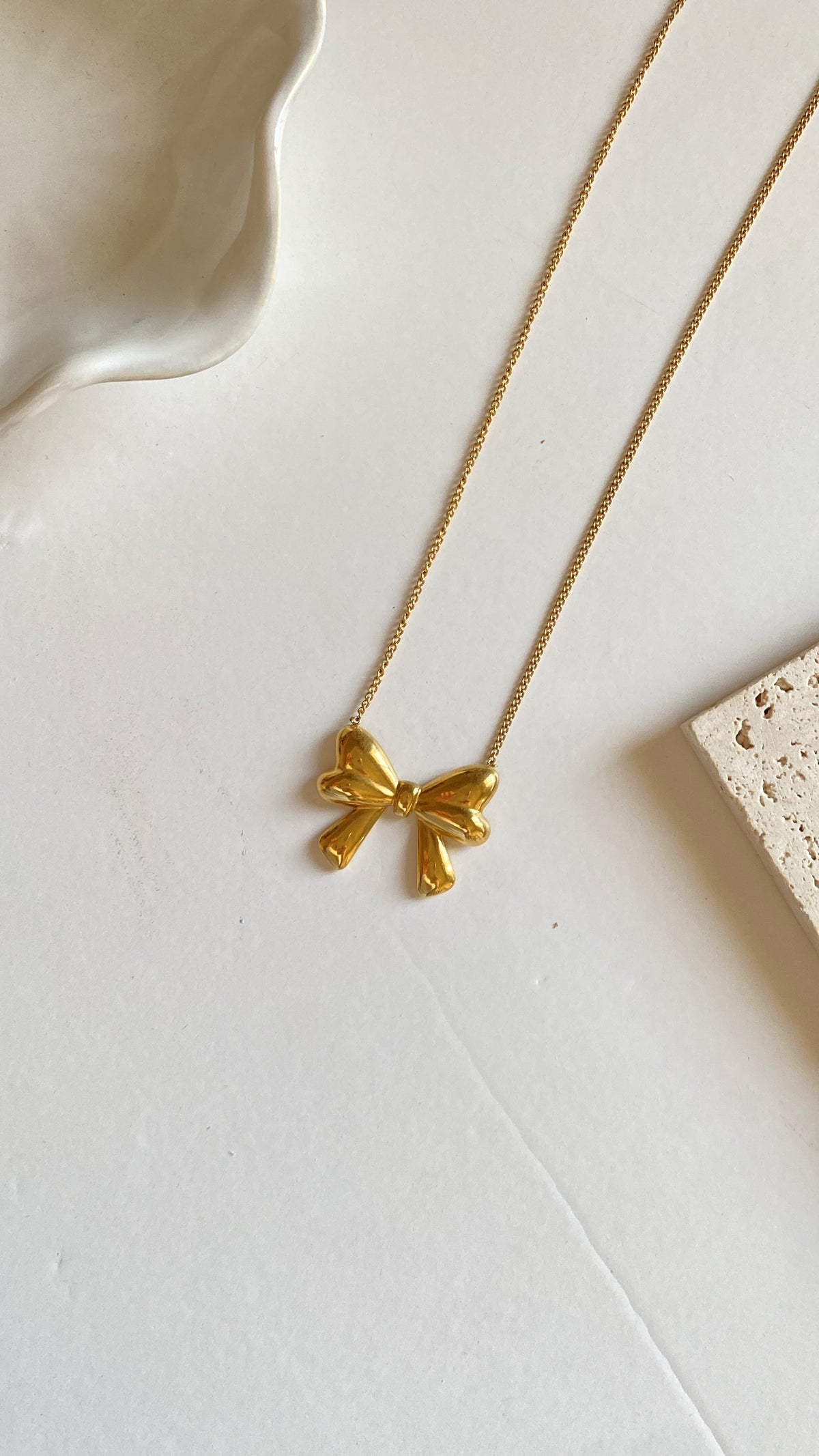 Bow necklace