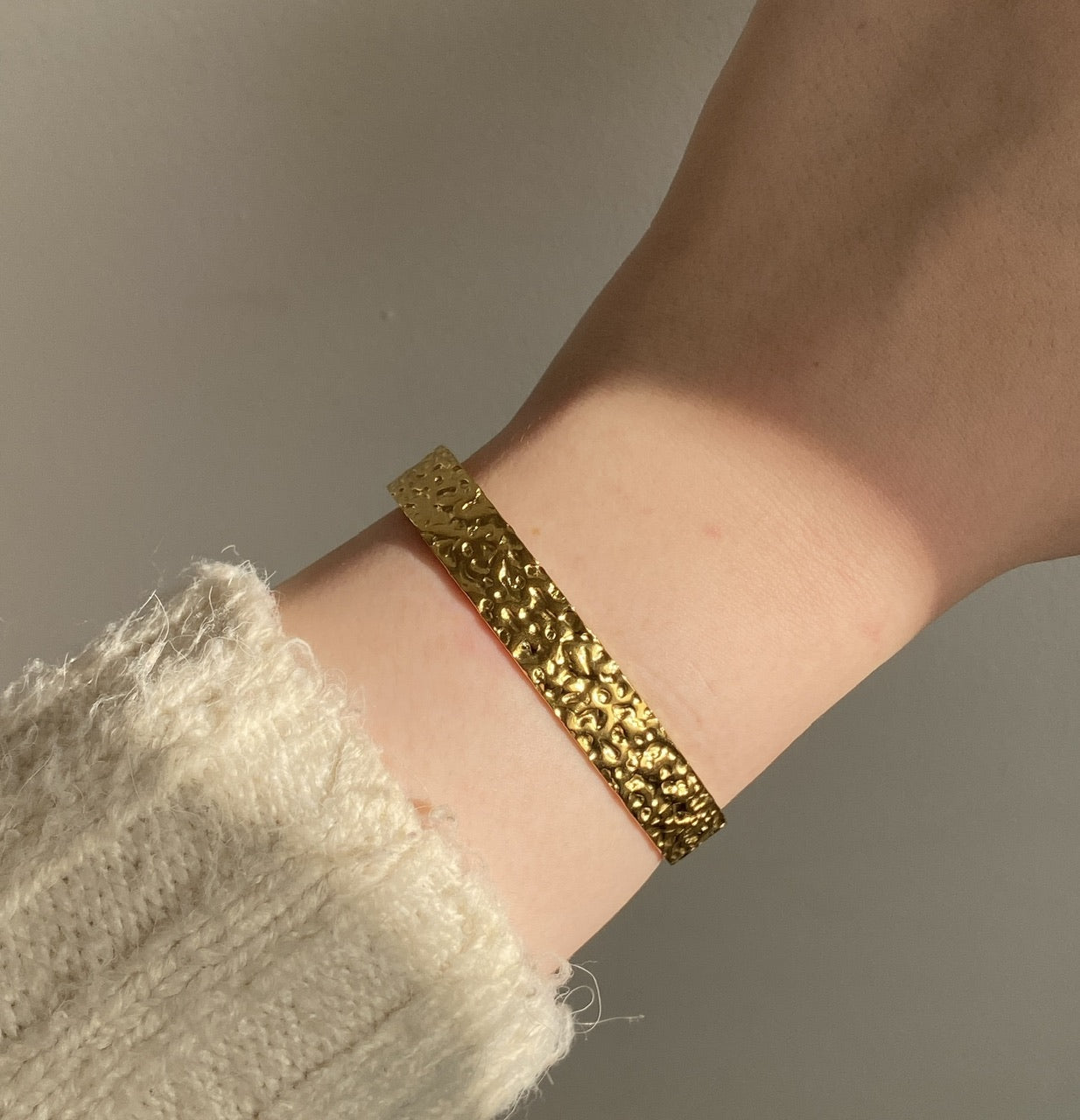 Scalloped bangle