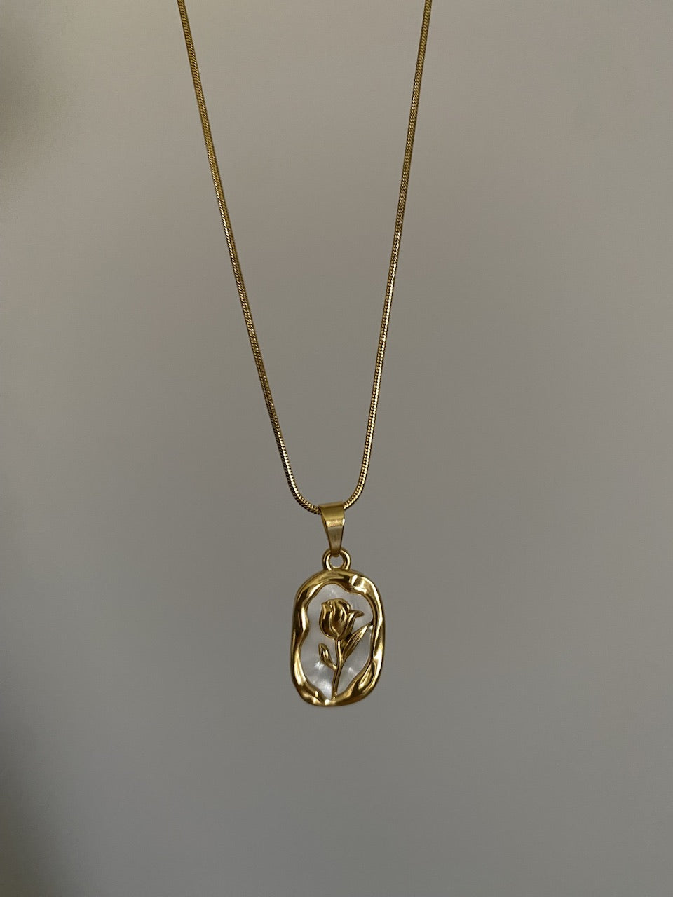 Marble flower necklace