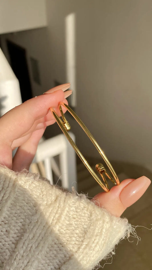 Linear bangle